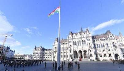 Október 23.: felvonták a nemzeti lobogót a Parlament előtt