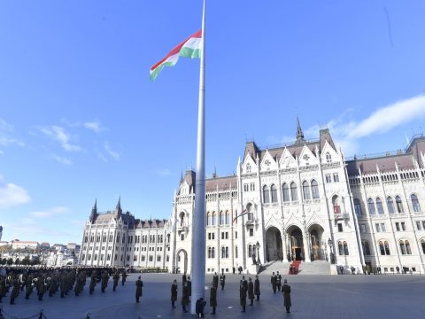 Október 23.: felvonták a nemzeti lobogót a Parlament előtt