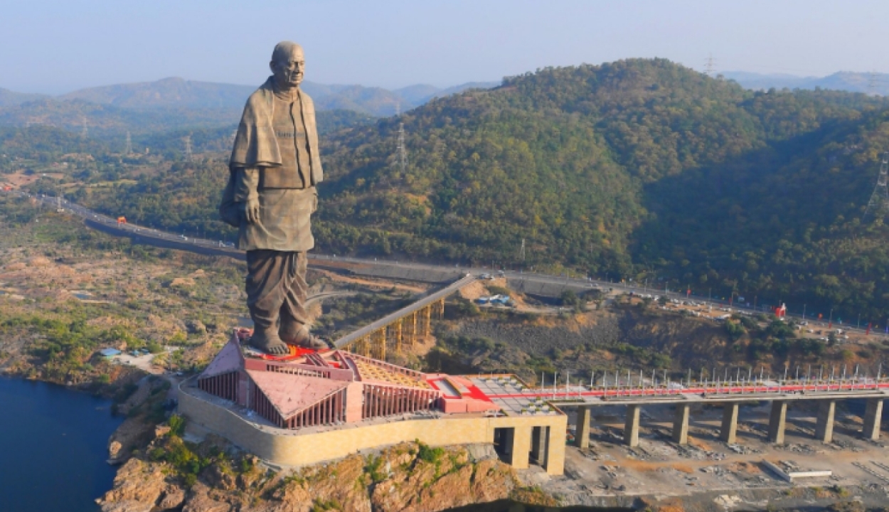 Felavatták a világ legnagyobb szobrát Indiában