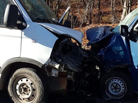 Heten sérültek meg egy frontális ütközésben Bodzaforduló mellett