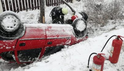 Máris balesetet okozott a havazás: árokba borult egy autó Kilyénnél