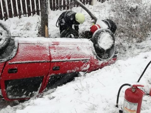 Máris balesetet okozott a havazás: árokba borult egy autó Kilyénnél