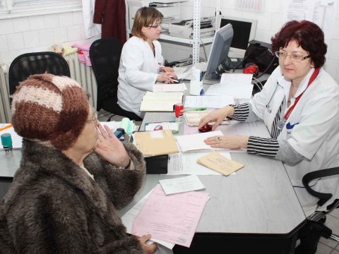 A családorvosok felügyelik a tünetmentes, vagy enyhébb tüneteket mutató pácienseket