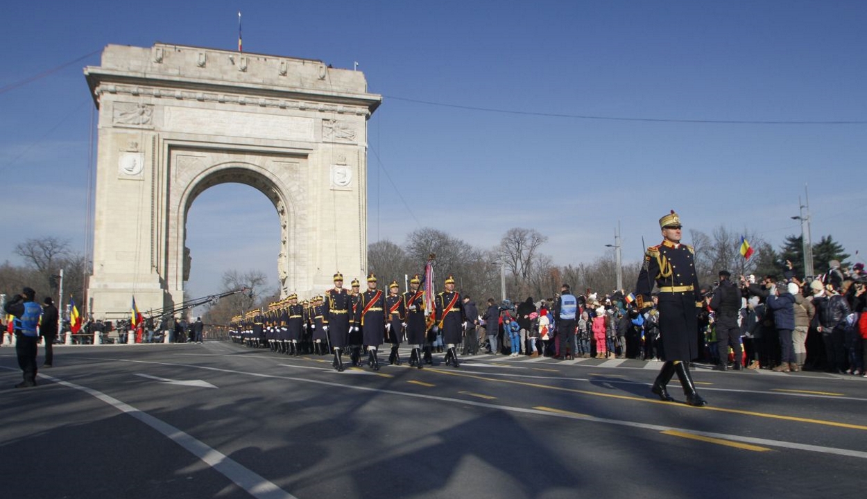 Több mint négyezer katona vonul át a bukaresti Diadalív alatt december 1-jén