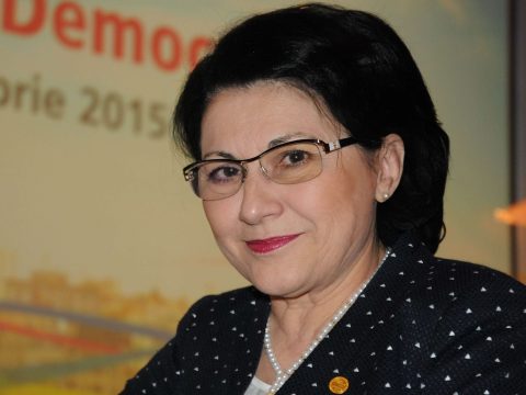 Aláírta Johannis Ecaterina Andronescu tanügyminiszteri kinevezését