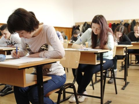 A román nyelv és irodalom írásbeli vizsgával kezdődik hétfőn a próbaérettségi