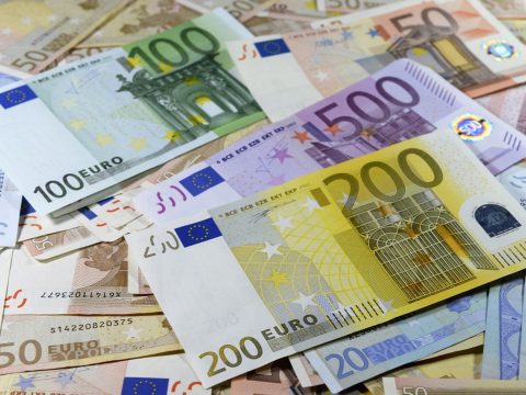 Folytatódik a lej mélyrepülése, rengeteget vesztett szerdán az euróhoz képest