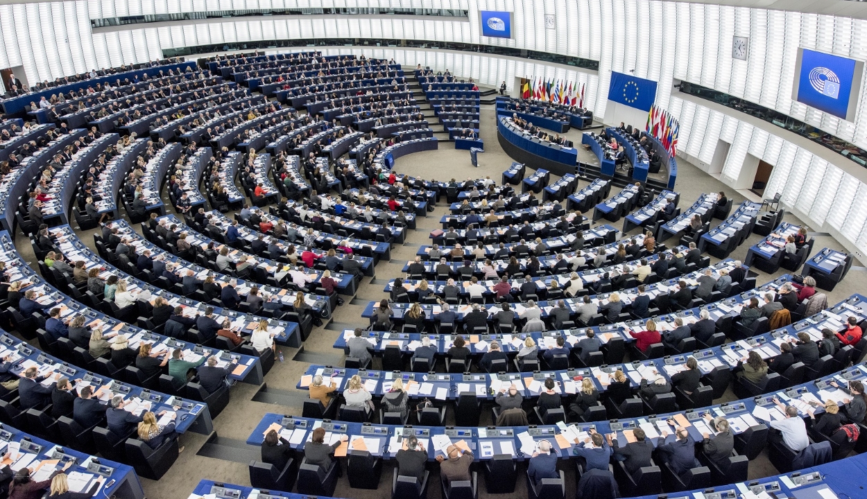 Elsöprő többséggel fogadta el az EP az 1989-es romániai forradalomról szóló határozatot