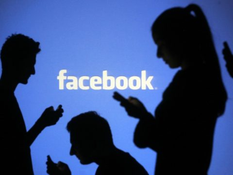Feldarabolná a Facebook-ot az egykori társalapító