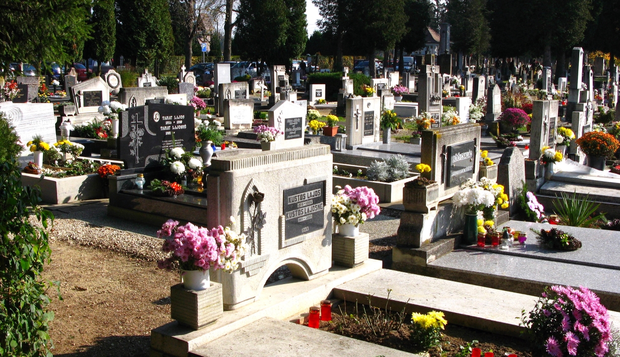 Több mint ötven sírt gyaláztak meg a szatmárnémeti temetőben