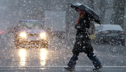 Hétfő reggelig csapadékos időjárásra kell számítani, Erdélyben havazhat is