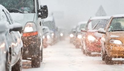 FRISSÍTVE: Utakat kellett lezárni a havazás miatt