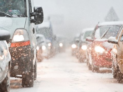 Téli útviszonyok közepette zajlik a közlekedés az ország több megyéjében
