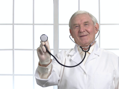 67 éves korukig halaszthatják nyugdíjazásukat az orvosok