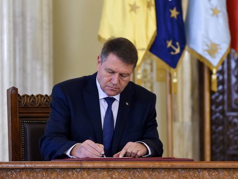 Johannis aláírta a két miniszteri tisztség megüresedését megállapító elnöki dekrétumot