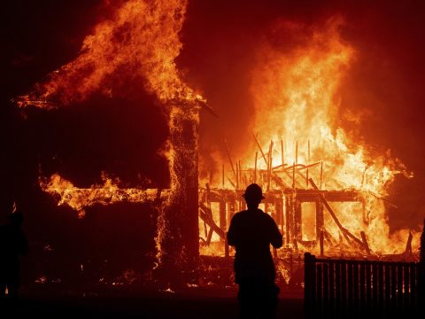 Már kilenc áldozata van a kaliforniai tűzvésznek, harmincöt embert eltűnt