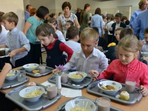 Nő a Meleg ételt az iskolákba program keretében biztosított élelmiszercsomag értéke