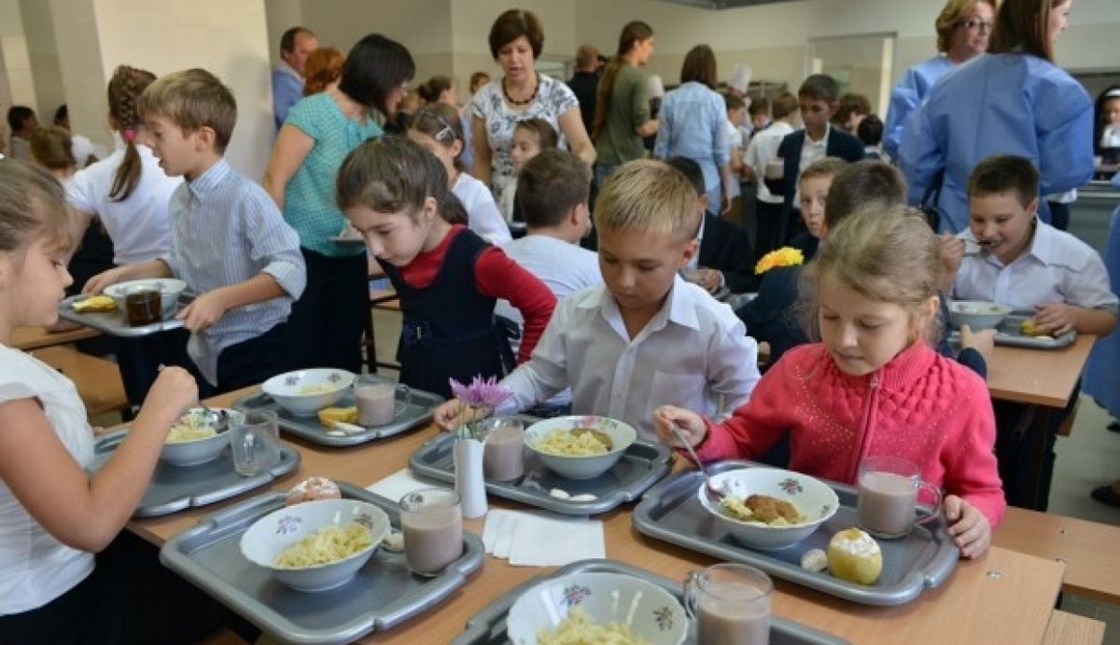 Nő a Meleg ételt az iskolákba program keretében biztosított élelmiszercsomag értéke