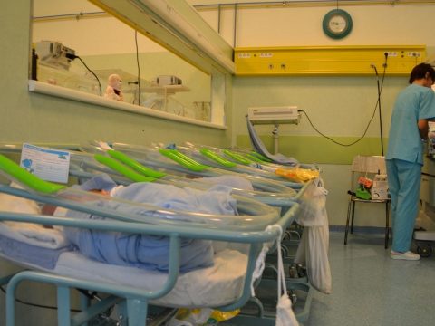 FRISSÍTVE: Staphylococcus baktériummal fertőződhetett meg több kisbaba egy bukaresti szülészeten