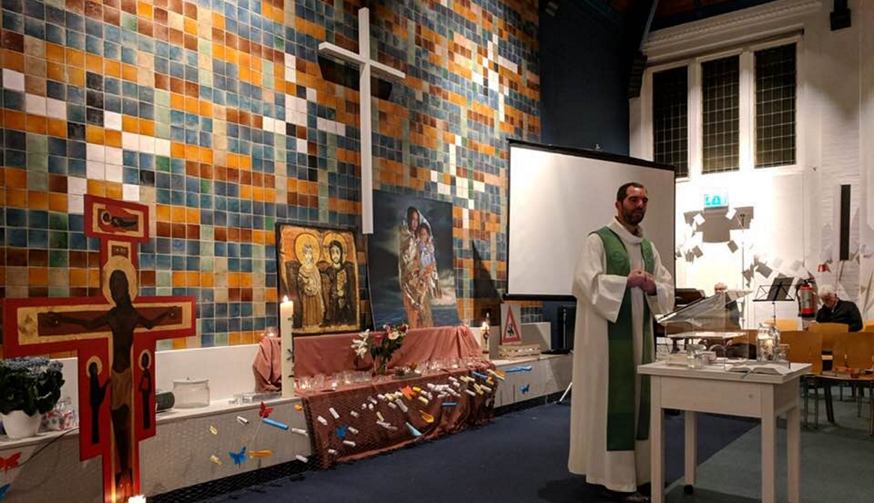 Folyamatos istentisztelettel védenek egy menekült családot egy holland templomban