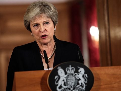 Bizalmi szavazást kezdeményezett Theresa May ellen saját pártja