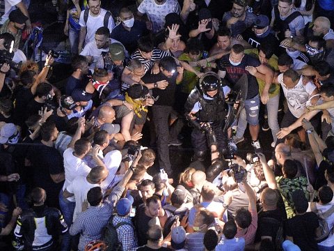 Vádat emelt az ügyészség az augusztus 10-i, bukaresti tüntetésen részt vett hét személy ellen