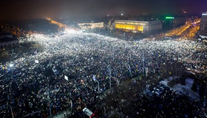 FRISSÍTVE: Kétszázötvenezer résztvevőre számítanak a bukaresti kormányellenes tüntetésen
