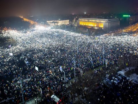 FRISSÍTVE: Kétszázötvenezer résztvevőre számítanak a bukaresti kormányellenes tüntetésen