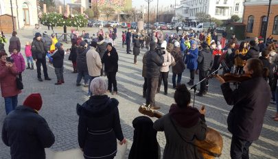 Fergeteges táncház a főtéren