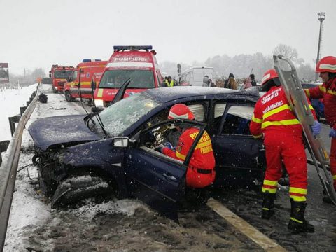 A gumiabroncs recéinek mélységét is ellenőrzik