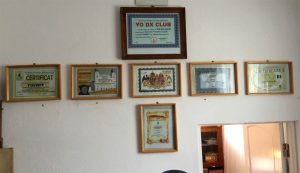 Csáky Ernő irodája a rádióamatőrök okleveleivel van „kitapétázva”