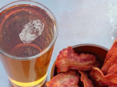 A bacon és az alkohol elhagyásával a rák is elkerülhető