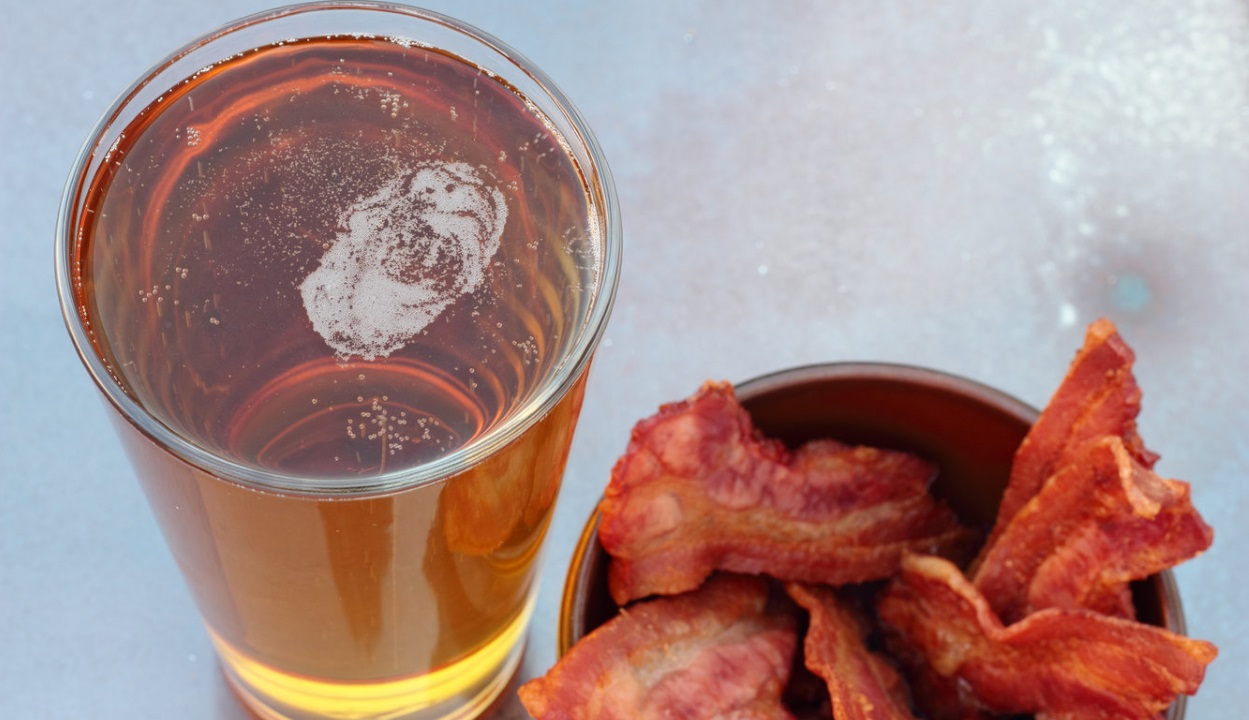 A bacon és az alkohol elhagyásával a rák is elkerülhető