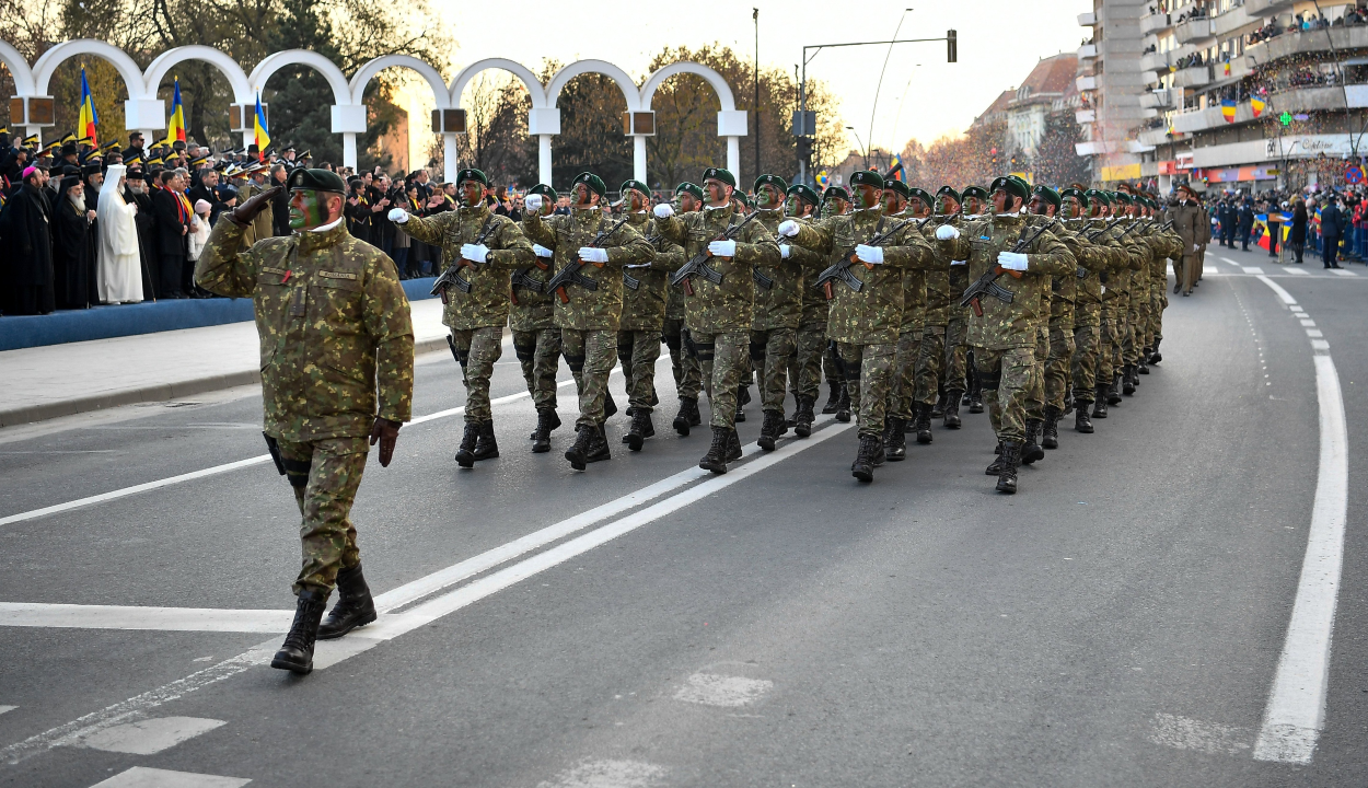 Több tízezren vettek részt Gyulafehérváron a centenáriumi katonai parádén