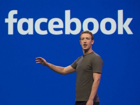Személyes adatokat osztott meg más cégekkel a Facebook