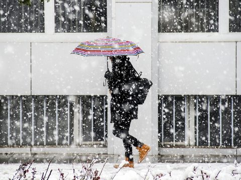 Esőre, havazásra, erős szélre figyelmeztetnek a meteorológusok