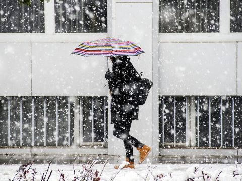 Havazásra és hóviharokra kell számítani kedd délig