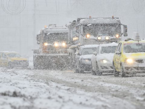 A fél országban fennakadásokat okozott a rossz idő és a havazás