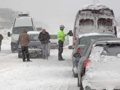 Hét megyében okozott fennakadásokat a havazás