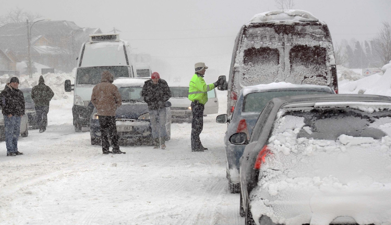 Hét megyében okozott fennakadásokat a havazás