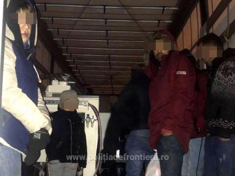 Két tucat migránst találtak egy teherautóban a magyar-román határon