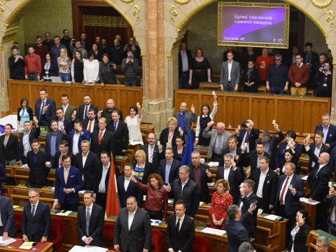 Hatalmas cirkusz közepette fogadta el a „rabszolgatörvényt” a magyar Országgyűlés