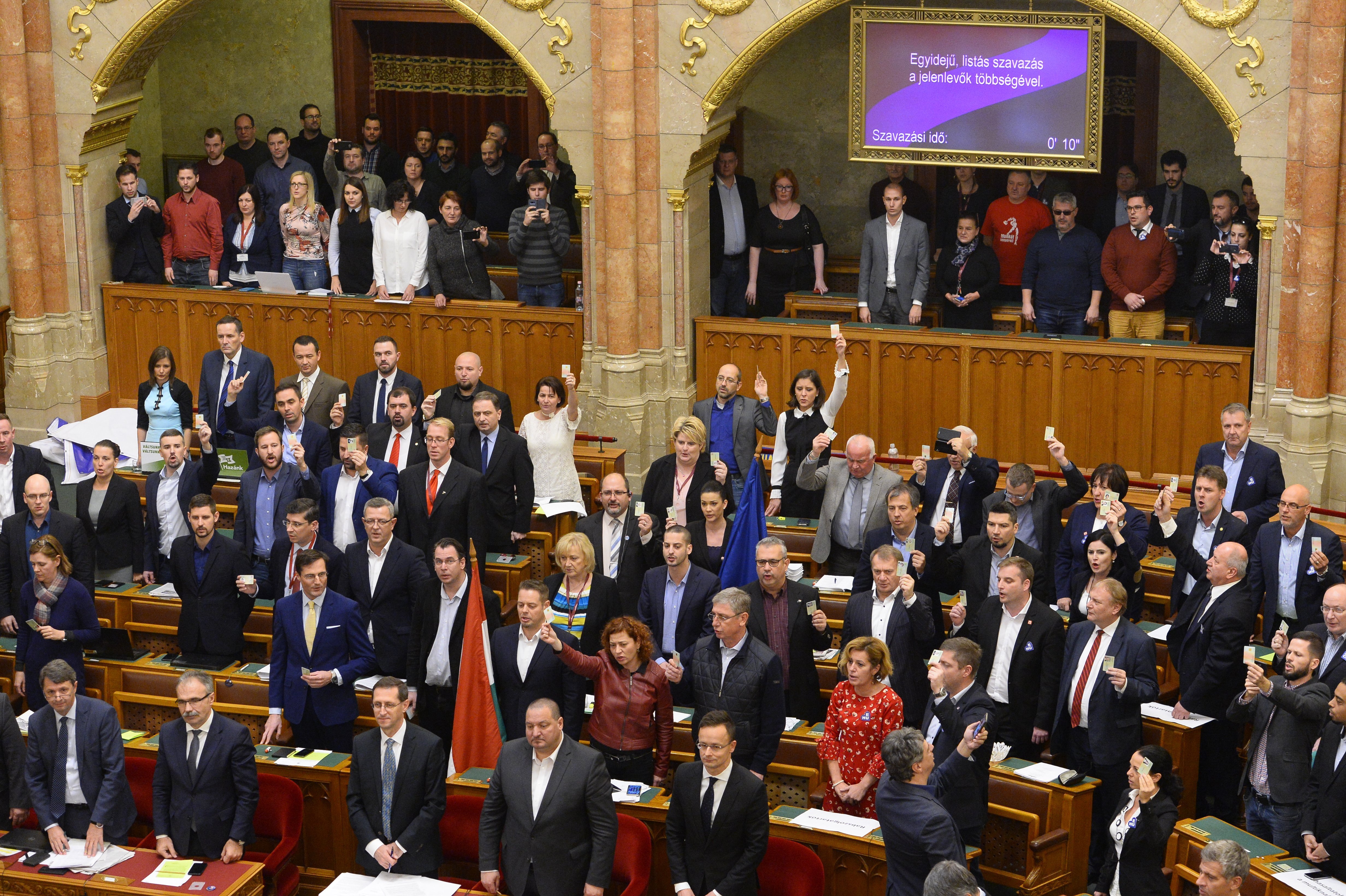 Hatalmas cirkusz közepette fogadta el a „rabszolgatörvényt” a magyar Országgyűlés