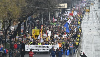 A „rabszolgatörvény” ellen tüntettek a szakszervezetek Budapesten