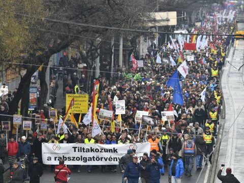 A „rabszolgatörvény” ellen tüntettek a szakszervezetek Budapesten