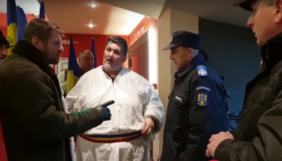 Román népviseletbe öltözött személyek zavarták meg a szentgyörgyi román színház bemutatóját