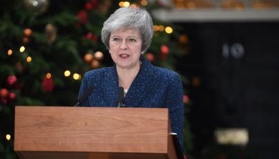 Theresa May: helyrehozhatatlan politikai kárt okozna egy újabb népszavazás