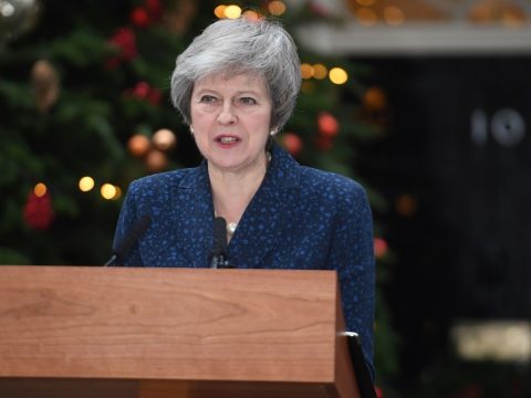 Theresa May: helyrehozhatatlan politikai kárt okozna egy újabb népszavazás