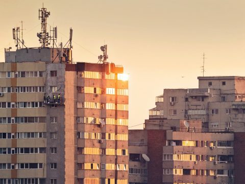 Lezuhant egy tömbház tizedik emeletéről és meghalt egy férfi Brassóban