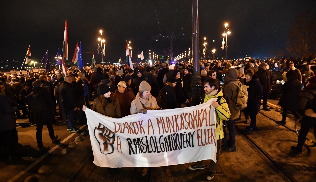 A munka törvénykönyve módosítása ellen tüntettek Budapesten